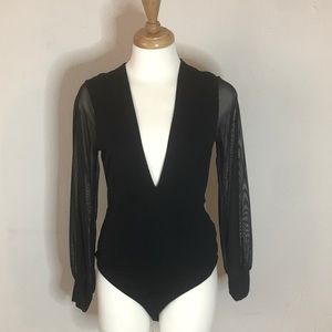 A Mickey & Joey Deep V Neck Sleeve Bodysuit Size M